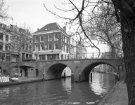 83669 Gezicht op de Gaardbrug over de Oudegracht te Utrecht, uit het zuidoosten. Links op de achtergrond enkele panden ...